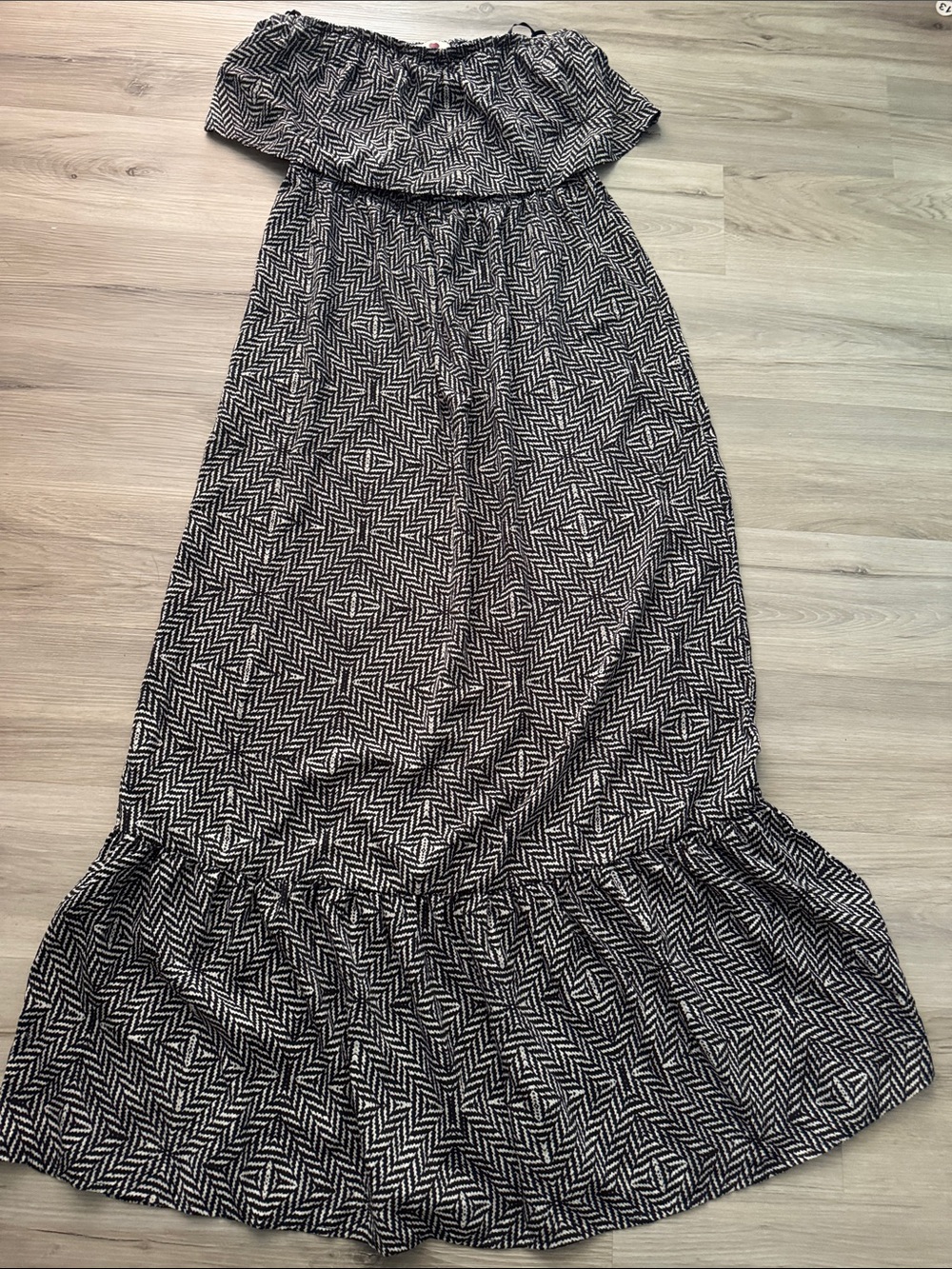 Off-Shoulder Geometric Maxi Dress in Black and Cream